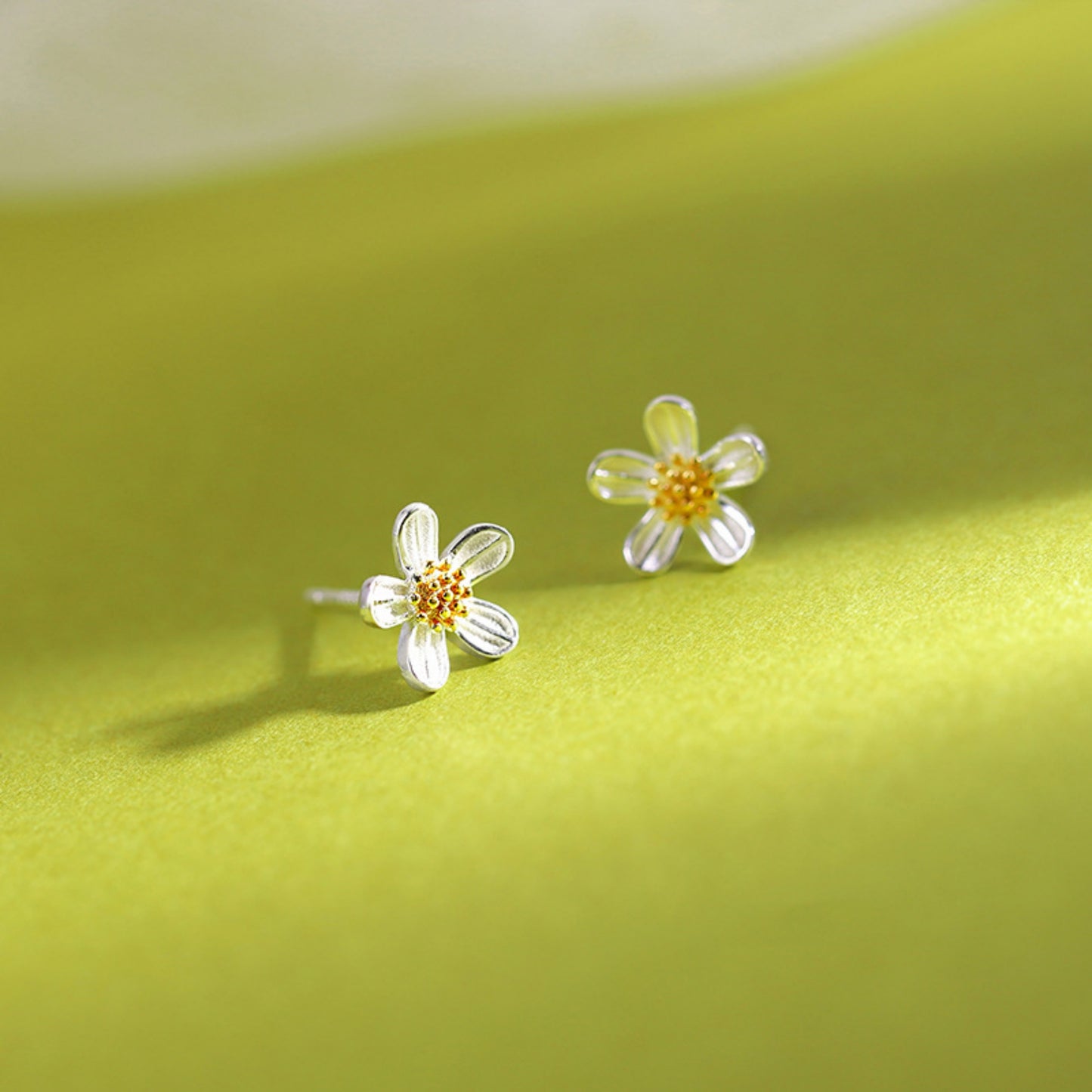 Sterling Silver Daisy Flower Stud Earrings